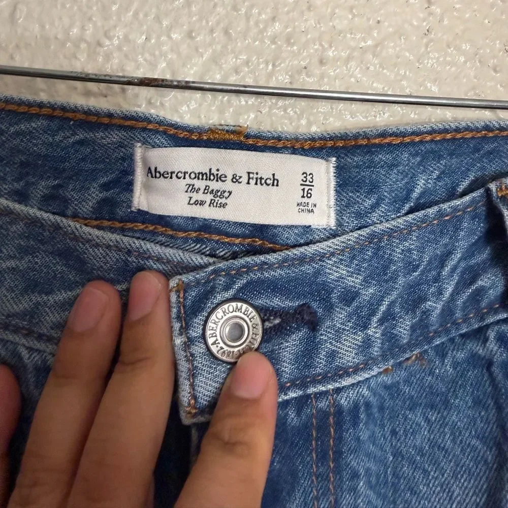 Abercrombie & Fitch the baggy low rise Light Blue denim Jean Shorts size 33/16